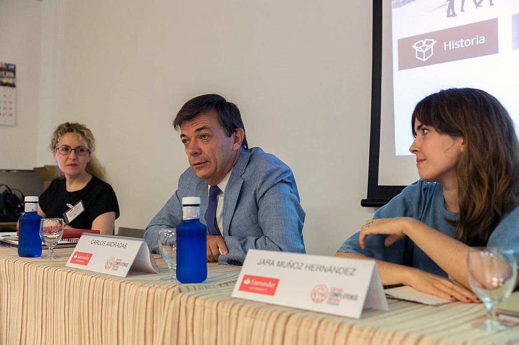 Carlos Andradas junto a Carolina Rodríguez-López y Jara Muñoz en el acto inauguracional del Curso 